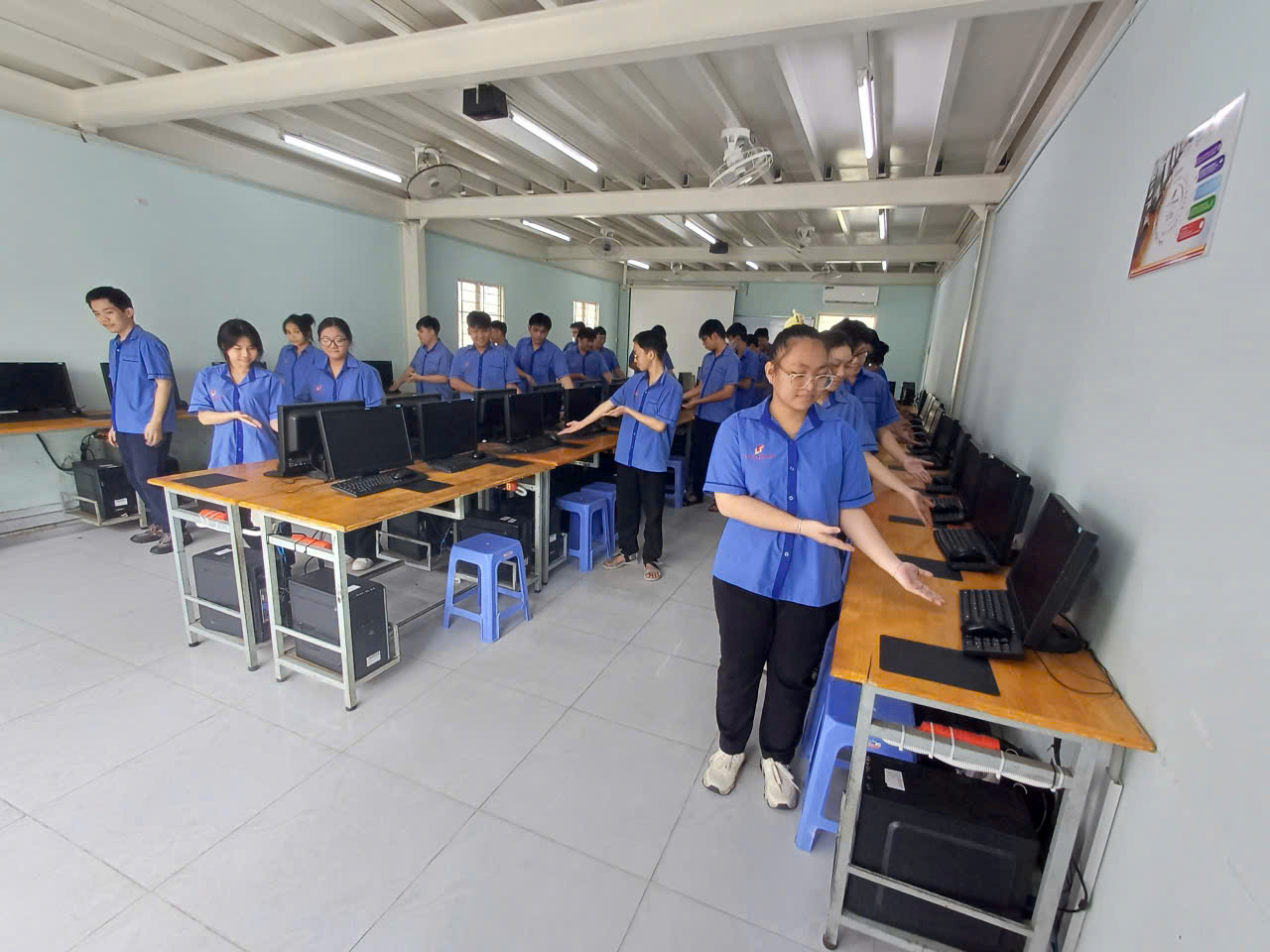🌿 KHOA CÔNG NGHỆ THÔNG TIN PHÁT ĐỘNG HOẠT ĐỘNG “KHÔNG MANG THỨC ĂN VÀO PHÒNG HỌC”  