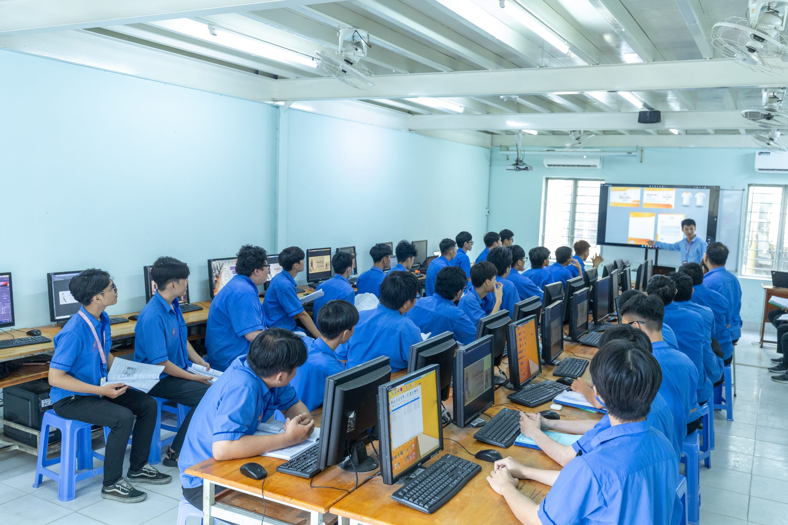 Ngành Truyền thông và mạng máy tính